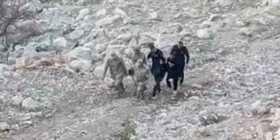 Siirt’te araç şarampole yuvarlandı: 1’i ağır 4 yaralı