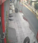 Siirt’te aracın yayaya çarptığı anlar güvenlik kamerasına yansıdı