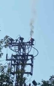 Siirt’te arıza nedeni ile elektrik direğinde yangın çıktı