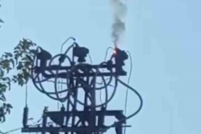 Siirt’te arıza nedeni ile elektrik direğinde yangın çıktı