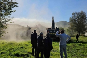 Sındırgı’da 52 yıllık evli çift depremde ağır hasar gören evlerinin yıkılışını gözyaşlarıyla izledi
