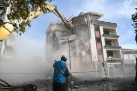 Sındırgı’da yıkım çalışmaları sürüyor