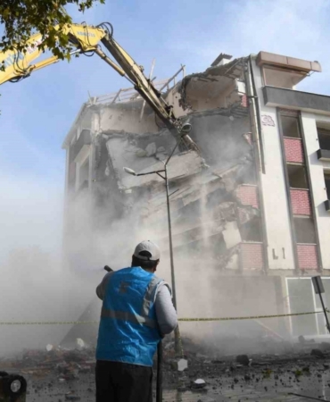 Sındırgı’da yıkım çalışmaları sürüyor