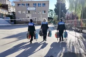 Sinop polisinden öğrencilere eğitim seti desteği