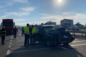 Sinop’ta otomobil traktöre arkadan çarptı: 2 yaralı