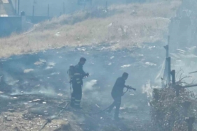 Şırnak’ta boş arazideki odun ve lastikler yandı