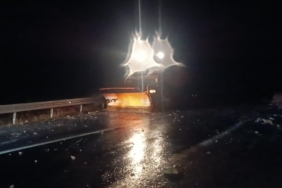 Şırnak’ta dağdan kopan kaya parçaları yolu trafiğe kapattı