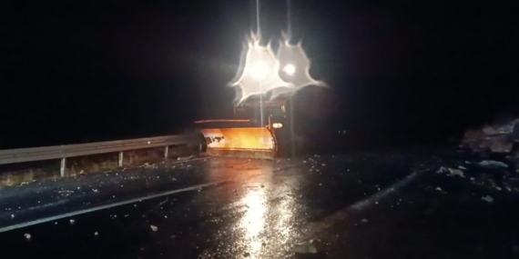 Şırnak’ta dağdan kopan kaya parçaları yolu trafiğe kapattı