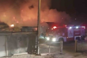 Sivas’ta ahır yangını geceyi aydınlattı