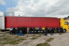 Sivas’ta tır dorsesinde 18 kaçak göçmen yakalandı, sürücüler tutuklandı