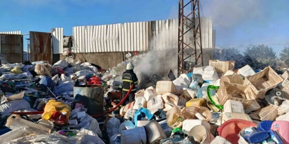 Siverek’te hurdacıda çıkan yangın itfaiye ekiplerince söndürüldü