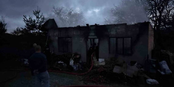 Sobaya yakmak için benzin döktü, hem kendini hem evi yaktı