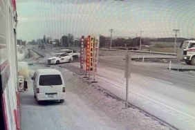 Sokağa dönmek isteyen otomobile arazi aracı çarptı, kaza anı kameraya yansıdı