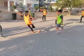 Sokak arasında taş kaleyle transfer duyurusu gülümsetti