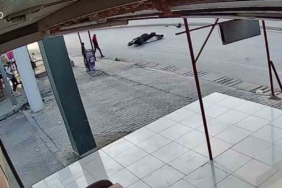 Sokak köpeğine çarpan motosikletli metrelerce sürüklendi