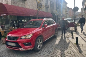 Sokak ortasına otomobilini bırakıp işlerini halletmeye gitti