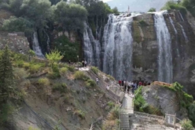 Sonbaharda Tortum Şelalesi’nde ziyaretçi yoğunluğu