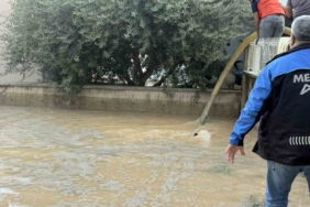 Su borusu patladı: Site bahçeleri suya gömüldü