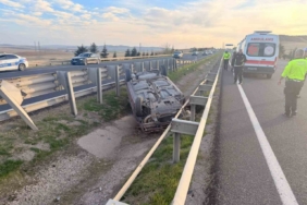 Sürücüsünün direksiyon hakimiyetini kaybettiği otomobil refüjde ters döndü: 1’i çocuk 3 yaralı