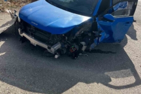 Sürücüsünün direksiyon hakimiyetini kaybettiği otomobil refüje çıktı