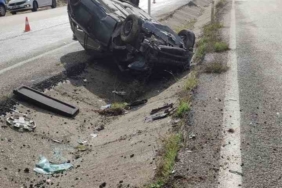 Takla atan otomobilden 2 kişi yaralı kurtuldu