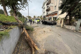 Taklalar atarak hurdaya dönen otomobilden burnu kanamadan çıktı