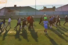 Taraftarlar sahaya girdi, maç tatil edildi