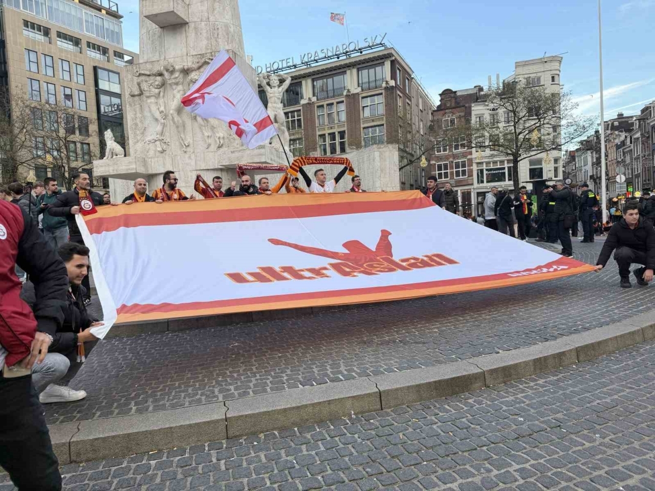 Taraftarlardan Dam Meydanı’nda Galatasaray’a coşkulu destek