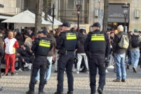 Taraftarlardan Dam Meydanı’nda Galatasaray’a coşkulu destek