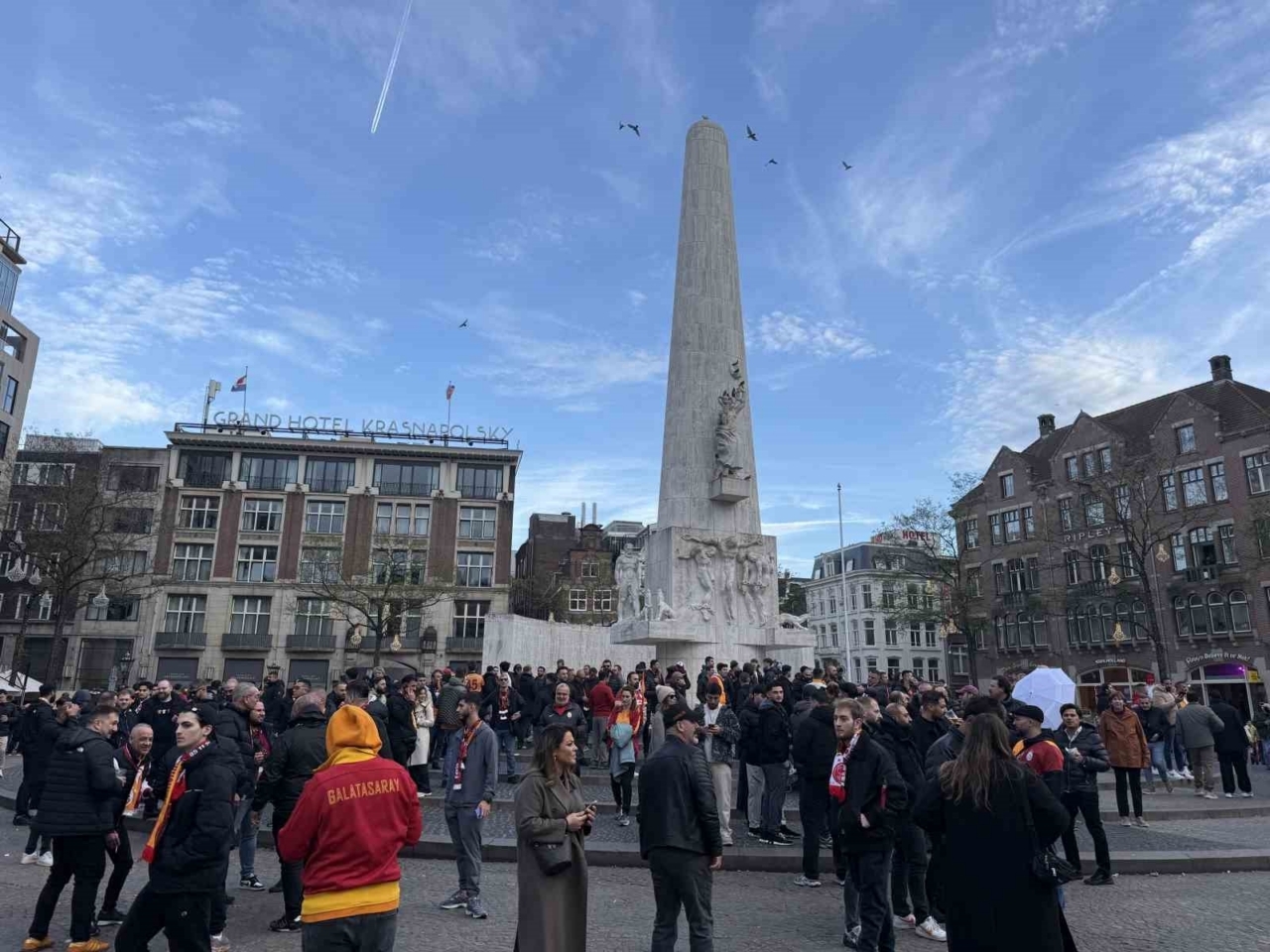 Taraftarlardan Dam Meydanı’nda Galatasaray’a coşkulu destek