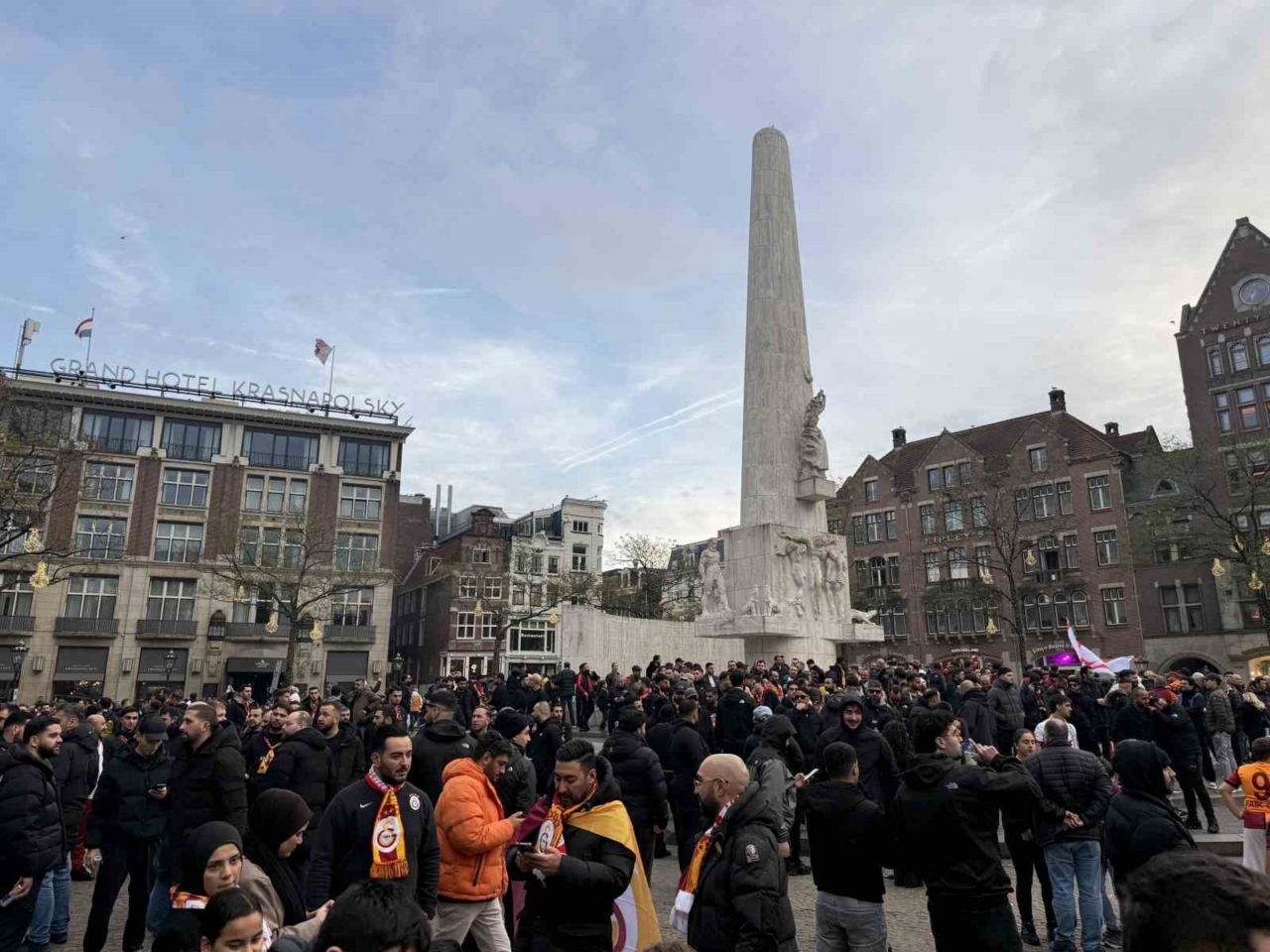 Taraftarlardan Dam Meydanı’nda Galatasaray’a coşkulu destek