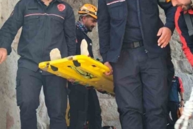 Tarihi kaleye çıkarken ayağı kırıldı, sedyeyle 1 kilometre taşınarak hastaneye kaldırıldı