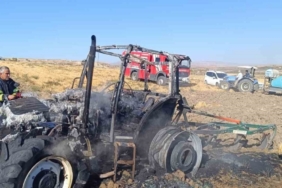 Tarlayı süren traktör alev alarak yandı
