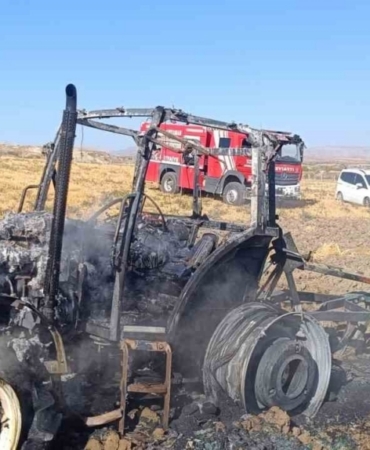 Tarlayı süren traktör alev alarak yandı