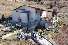 Tarsus’ta engelli bireyin güvenliği için parke çalışması yapıldı