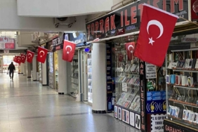 Taşbaşı Çarşısı’ndaki dükkanlar Türk bayrakları ile donatıldı