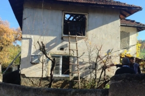 Tavşanlı’da 2 katlı ahşap ev yandı