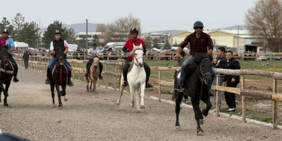 Tavşanlı’da Rahvan At Yarışları büyük ilgi gördü