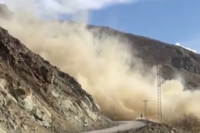 Tehlike oluşturan kayalar dinamit ile temizlendi