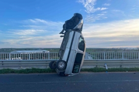 Tekirdağ’da ilginç kaza: Bariyere çarpan araç dik durdu, 2 kişi yaralandı