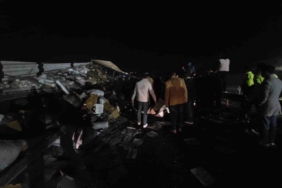 Tekstil malzemesi yüklü tır devrildi: Yol trafiğe kapandı