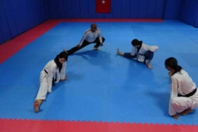 Tekvandocu babanın vakit geçirsinler diye salona götürdüğü 3 kızı milli tekvandocu oldu