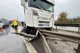 Tır bariyere saplandı