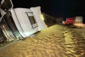 Tır devrildi, saçılan hayvan yemi yolu kapattı