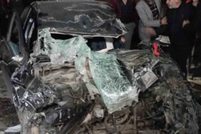 Tır dorsesine çarpan otomobil hurda yığınına döndü, sıkışan sürücü güçlükle kurtarıldı