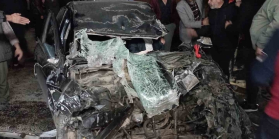 Tır dorsesine çarpan otomobil hurda yığınına döndü, sıkışan sürücü güçlükle kurtarıldı