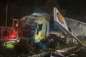 Tır önce yön tabelasına çarptı ardından akaryakıt istasyonuna girdi