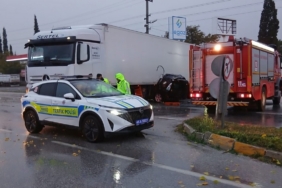Tırın altında kalan otomobildeki karı koca hayatını kaybetti