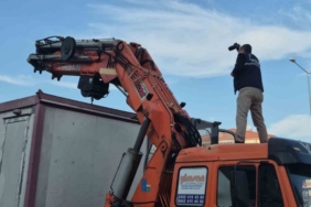 Tırın dorsesindeki konteynerden düşen işçi ağır yaralandı