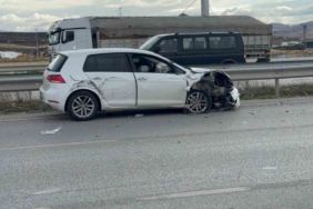 Tırın otomobili sıkıştırdığı kaza anı kamerada: 1 yaralı